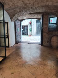 Locale in affitto a Foligno - Foligno, Centro Storico, Via Cesare Agostini