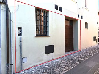 Locale in affitto a Foligno - Foligno, Via Isolabella