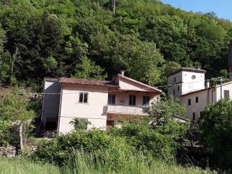 abitazione indipendente in vendita a Serravalle di Chienti, Via XXV Aprile