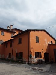 porzione residenziale in vendita a Foligno, loc. Popola